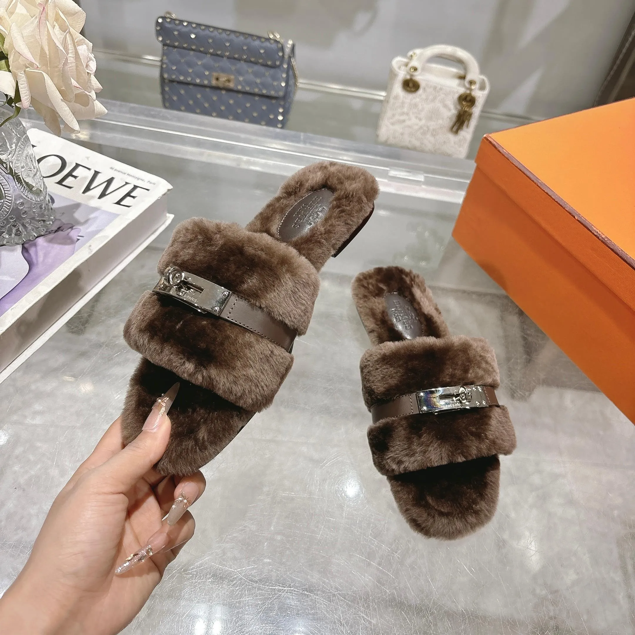 👟👟Ex-factory price 500👟👟 Purchasing agent level Hermes Hermès second uncle hair slippers are in stock all year round. 2025 new and new colors official website, Xiaohongshu synchronizes the latest color matching Hermès hot models are hot online, upgraded workmanship, high quality! Fashionable small wool H-trailers, autumn and winter style flat-soled wool mop, can be customized without standard, non-refundable and non-exchangeable. Fabric: Imported lamb's roll real wool. Lining: Imported lamb's roll real wool. Outsole: Genuine leather outsole. Size: 35-43, [Note: 41, 42, 43 customized]